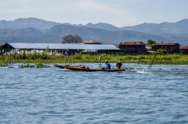 Myanmar, inle gölünde insanlar var. 