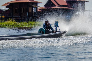 Myanmar, inle gölünde insanlar var. 