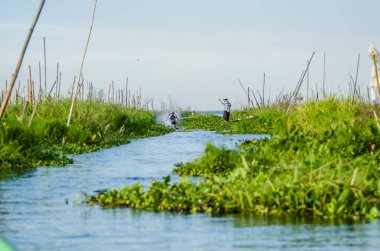 Myanmar, inle gölünde insanlar var. 