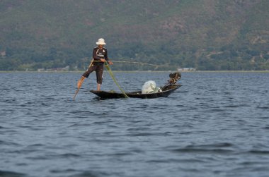 Myanmar, inle gölünde insanlar var. 