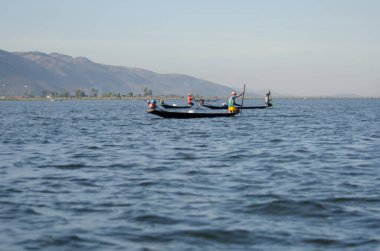 Myanmar, inle gölünde insanlar var. 