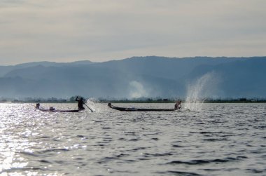 Myanmar, inle gölünde insanlar var. 