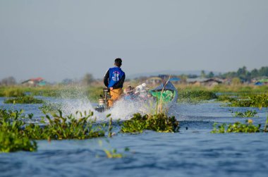 Myanmar, inle gölünde insanlar var. 