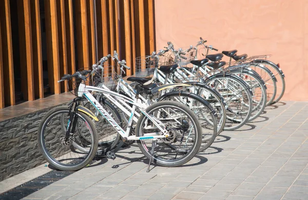 Fahrrad Auf Der Straße Abgestellt — Stockfoto