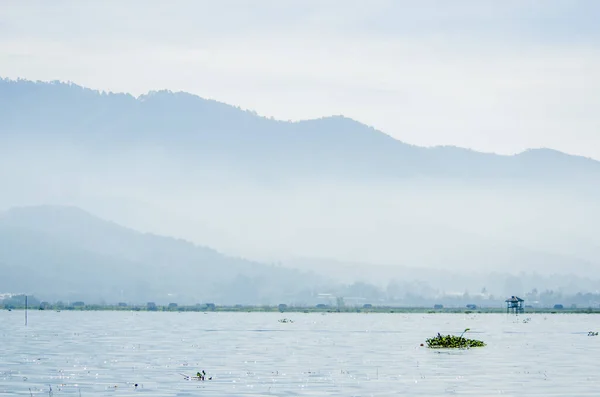 Szcenírozott Kilátás Emberek Hajón Inle Lake Mianmar — Stock Fotó