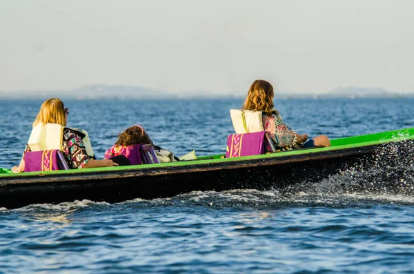 Персоналии Лодка Озере Инле — стоковое фото