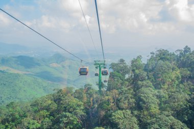 Da Nang, Vietnam - 24 Ocak 2019: Sunworld Ba Na Hills Parkı 'ndaki kablolu araba.