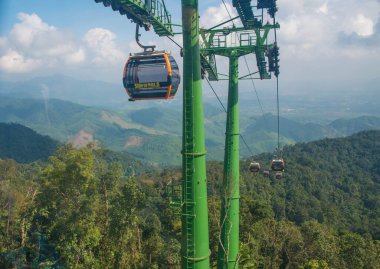 Da Nang, Vietnam - 24 Ocak 2019: Sunworld Ba Na Hills Parkı 'ndaki kablolu araba.
