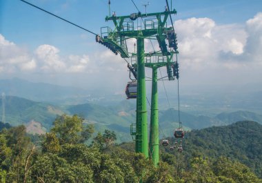 Da Nang, Vietnam - 24 Ocak 2019: Sunworld Ba Na Hills Parkı 'ndaki kablolu araba.