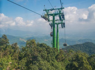 Da Nang, Vietnam - 24 Ocak 2019: Sunworld Ba Na Hills Parkı 'ndaki kablolu araba.