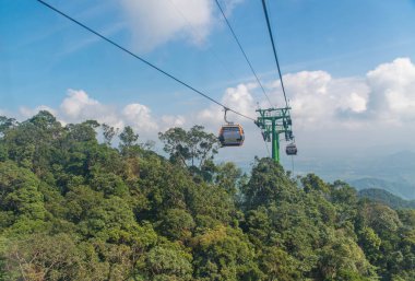 Da Nang, Vietnam - 24 Ocak 2019: Sunworld Ba Na Hills Parkı 'ndaki kablolu araba.