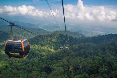 Da Nang, Vietnam - 24 Ocak 2019: Sunworld Ba Na Hills Parkı 'ndaki kablolu araba.