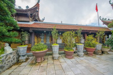 Vientamese Budist Tapınağı 'nda çalılarla kaplı heykeller.