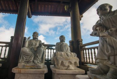 Vientamese Budist tapınağının dışındaki heykeller.