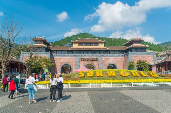 Turistas Olhando Para Sunworld Hills Park Vietnã Nang — Fotografia de Stock