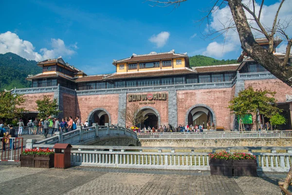 Turistas Olhando Para Sunworld Hills Park Vietnã Nang — Fotografia de Stock