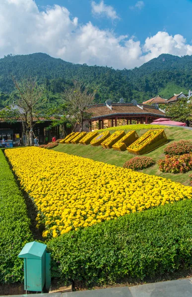 Tourists Looking Sunworld Hills Park Vietnam Nang — Stock Photo, Image