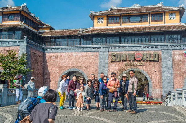 Turistas Mirando Sunworld Hills Park Vietnam Nang — Foto de Stock