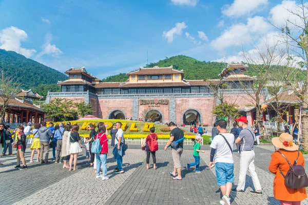 Tourists Looking Sunworld Hills Park Vietnam Nang — Stock Photo, Image