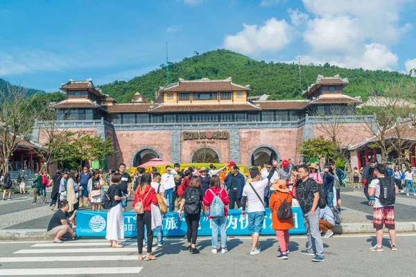 Turistas Olhando Para Sunworld Hills Park Vietnã Nang — Fotografia de Stock