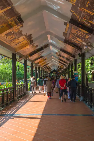 Turyści Patrzący Sunworld Hills Park Wietnamie Nang — Zdjęcie stockowe