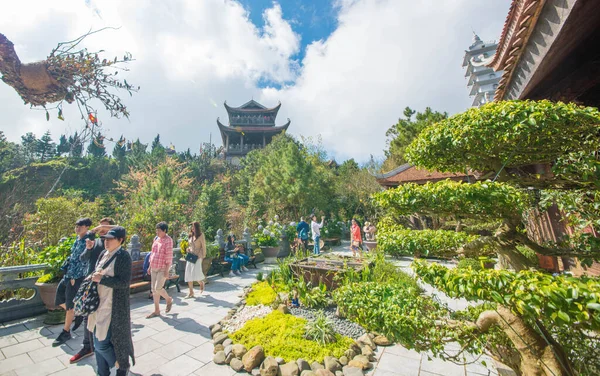 Turistas Mirando Sunworld Hills Park Vietnam Nang — Foto de Stock