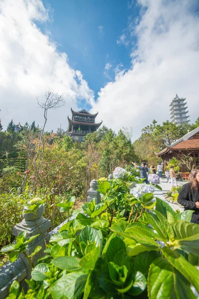 Τουρίστες Κοιτάζοντας Sunworld Hills Park Στο Βιετνάμ Nang — Φωτογραφία Αρχείου