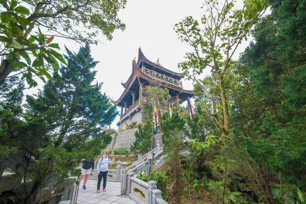 Turyści Patrzący Sunworld Hills Park Wietnamie Nang — Zdjęcie stockowe