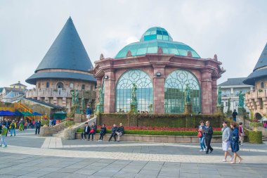 Vietnam 'daki Sunworld Ba Na Hills Parkı' ndaki insanlar, Da Nang.