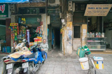 Hanoi, Vietnam - 23 Ocak 2019: Mimarinin ve insanların şehir görüşü.