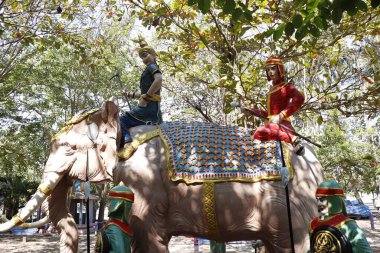 Tayland. Ang Tangası. Wat Muang Tapınağı.