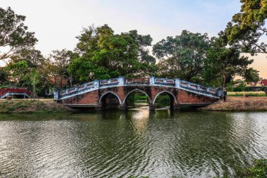 Ayutthaya, Tayland 'daki Budist tapınağının bölgesinde gölet