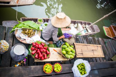 Bangkok, Tayland. Şehirdeki Talingchan Yüzen Pazarı manzarası.