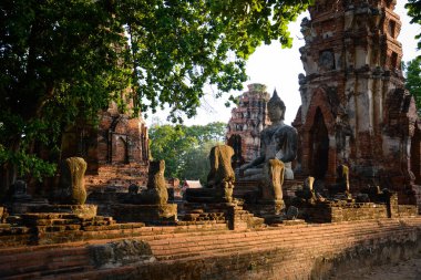 Tayland. Ayutthaya. Wat Mahathat tapınağı.