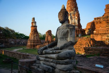 Tayland. Ayutthaya. Şehirde güzel bir tapınak manzarası