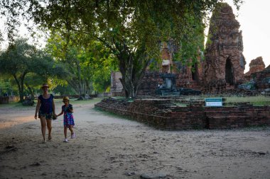 Tayland. Ayutthaya. Şehirde güzel bir tapınak manzarası