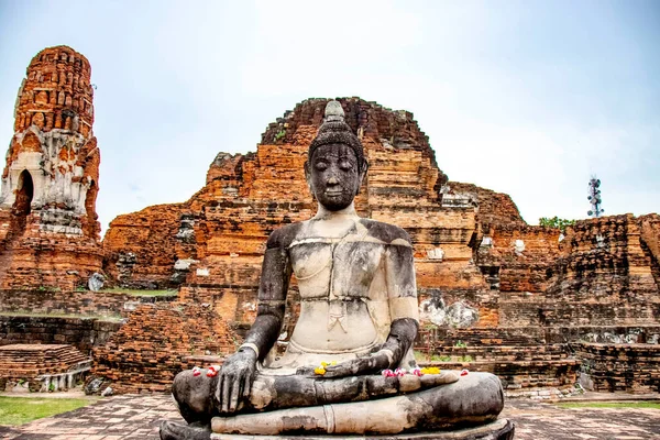 泰国Ayutthaya的Wat Mahathat寺的石制古代遗址 — 图库照片