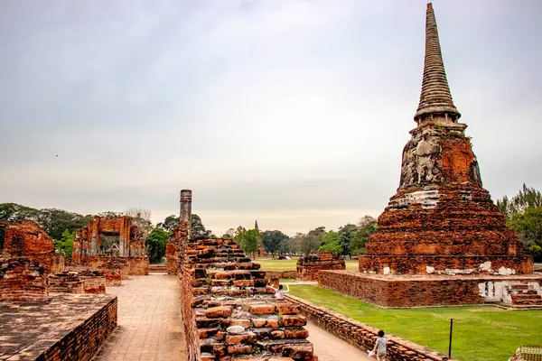 泰国Ayutthaya的Wat Mahathat寺的石制古代遗址 — 图库照片