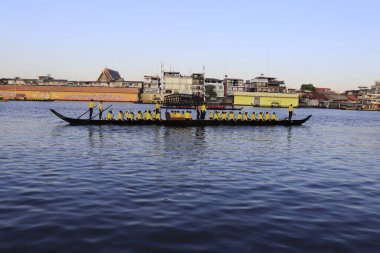 Tayland. Bangkok 'ta. Chao Phraya Nehri 'ndeki Kraliyet gemilerinin manzarası.