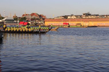 Tayland. Bangkok 'ta. Chao Phraya Nehri 'ndeki Kraliyet gemilerinin manzarası.