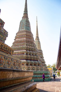 Bangkok, Tayland 'da Wat Pho Tapınağında yürüyen bir turist.