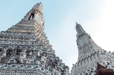 Bangkok, Tayland 'daki Wat Aun Tapınağı' nın alçak açılı görüntüsü