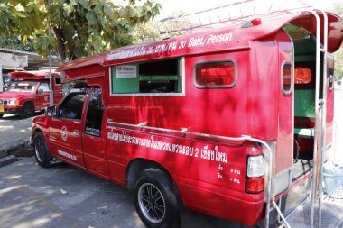 Tayland. Chiang Mai. Şehirde bir taksi durağı manzarası.