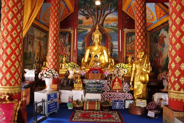 Tayland. Chiang Mai. Şehirde bir Budist tapınağı..