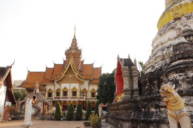 Tayland. Chiang Mai. Bir Budist tapınağı..