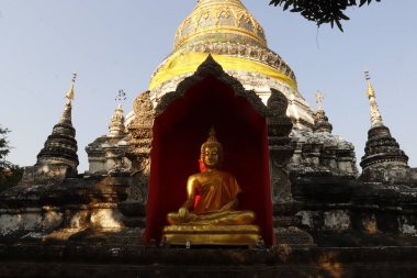 Tayland. Chiang Mai. Bir Budist tapınağı..