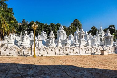 Tayland. Chiang Mai. Bir Budist tapınağı..
