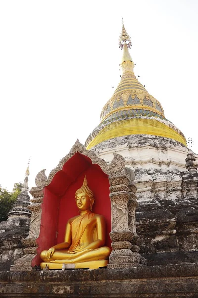 Tayland. Chiang Mai. Bir Budist tapınağı..