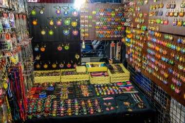 Tayland. Chiang Mai. Şehir gece pazarının güzel bir manzarası.