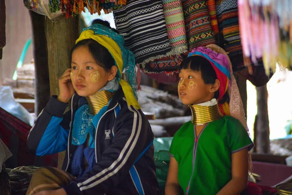 Tayland. Chiang Mai. Zürafalar Kadın Köyü